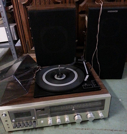 What should speakers have to play on a record player