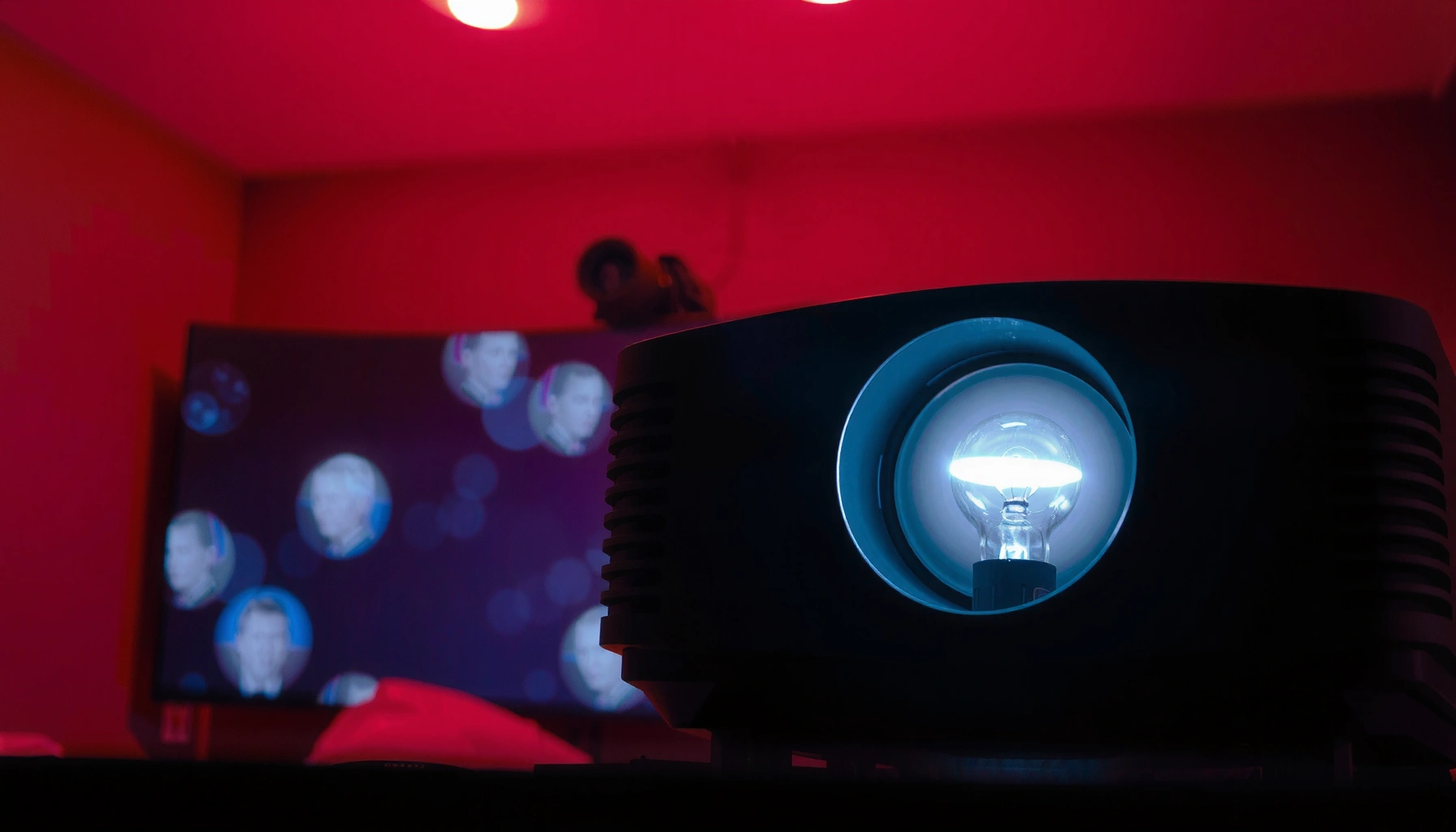 Infographic on how long projector bulbs last and tips for extending their lifespan