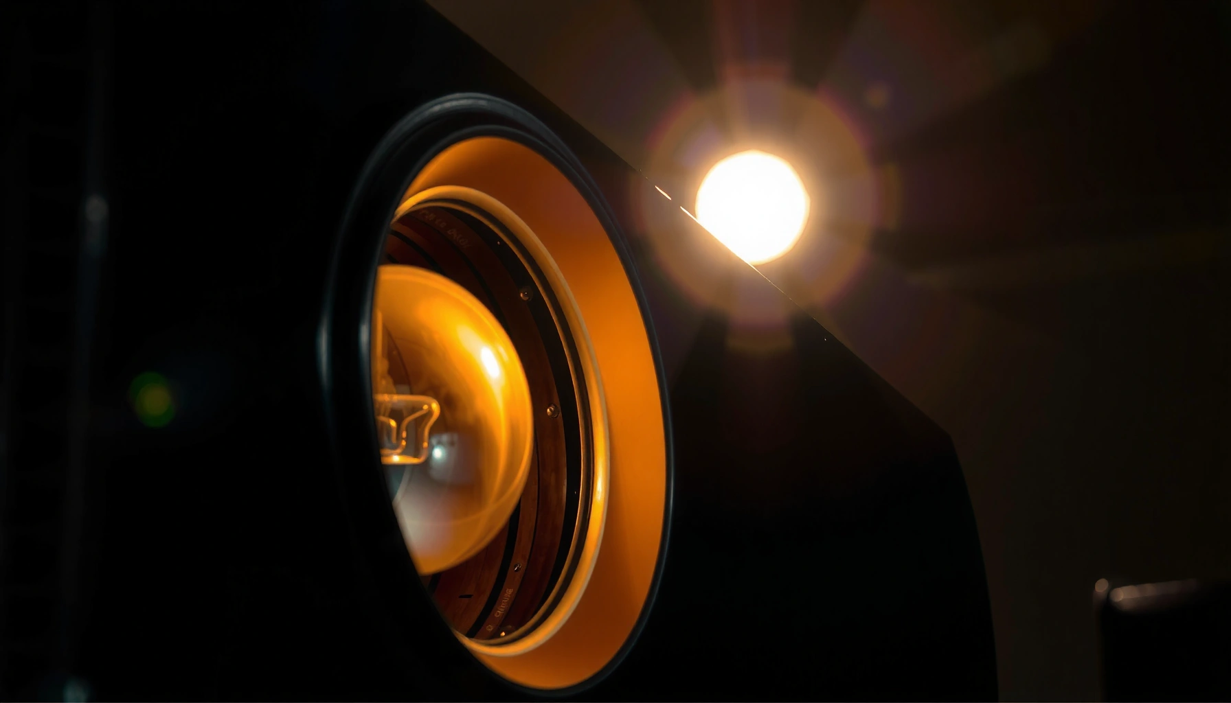 Illustration of projector lamp lifespan and factors affecting longevity in years.