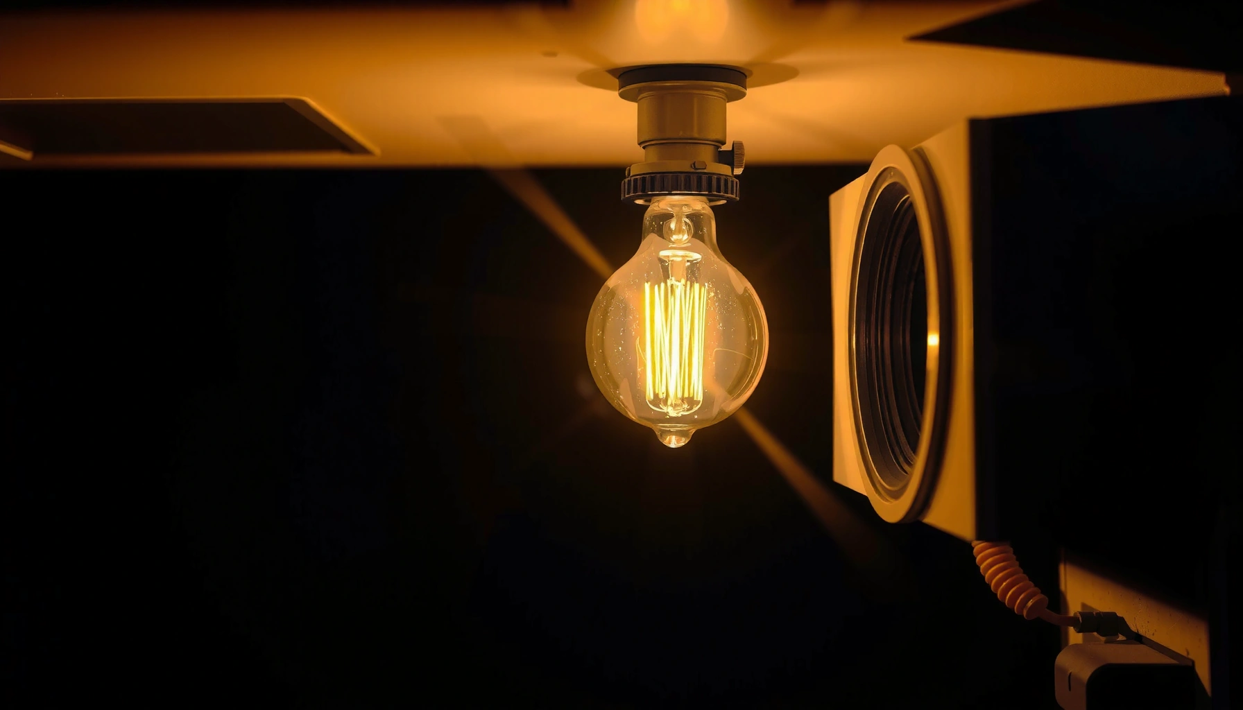 Illustration of projector lamp lifespan and hours of usage for optimal performance.